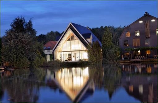 Elegantna stambena zgrada Ruuda Vissera uz jezero u večernjim satima