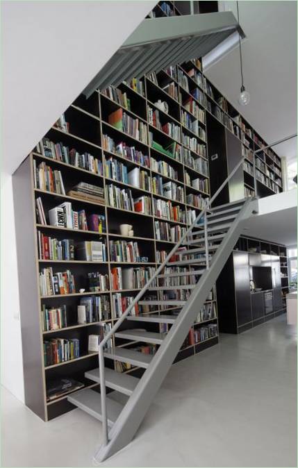 Visoke police za knjige u apartmanima