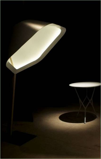 Sastav kućanskih predmeta: stolna svjetiljka, stol s otvorenim nogama