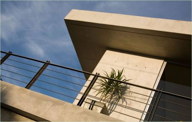 Moderan betonski balkon rezidencije