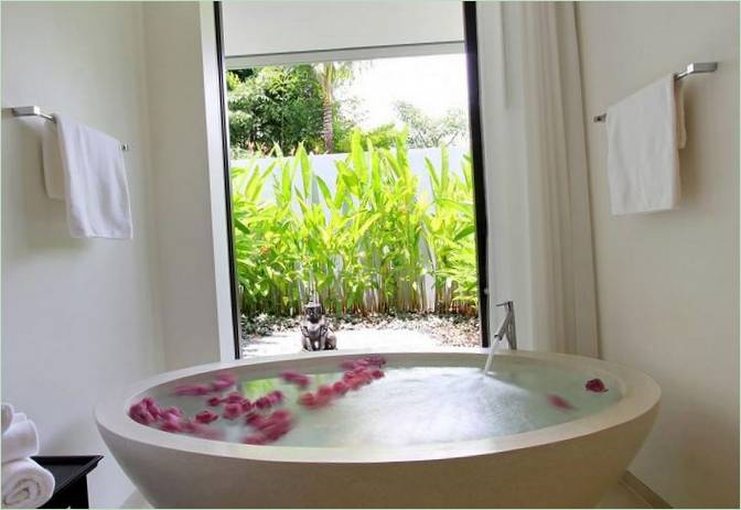 Kupaonica s laticama ruže