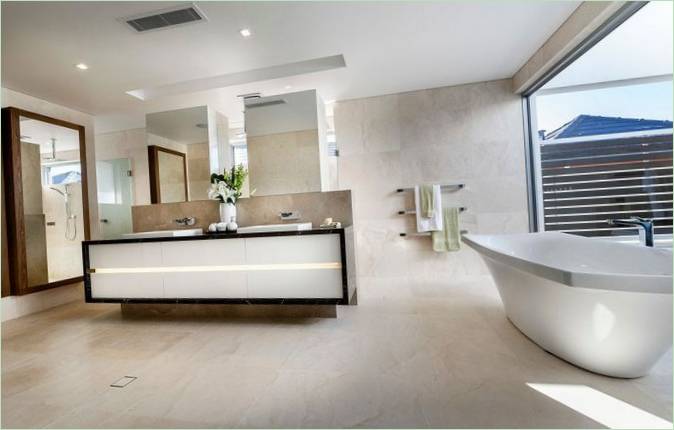 Moderna kupaonica s panoramskim prozorima