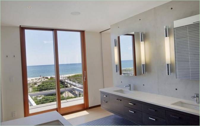 Interijer kupaonice kuće na plaži u SAD-u
