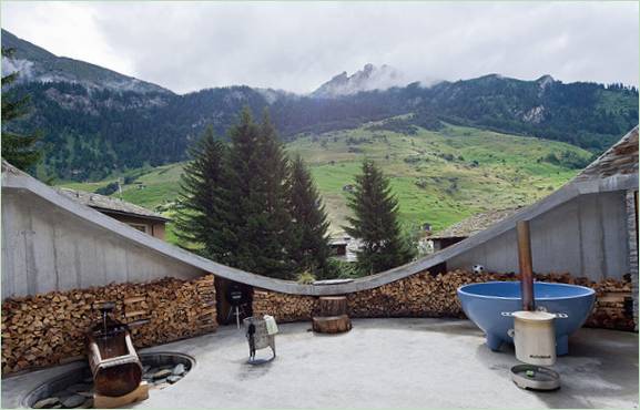 Pogled na alpske livade iz ovalne podzemne kuće u Švicarskoj