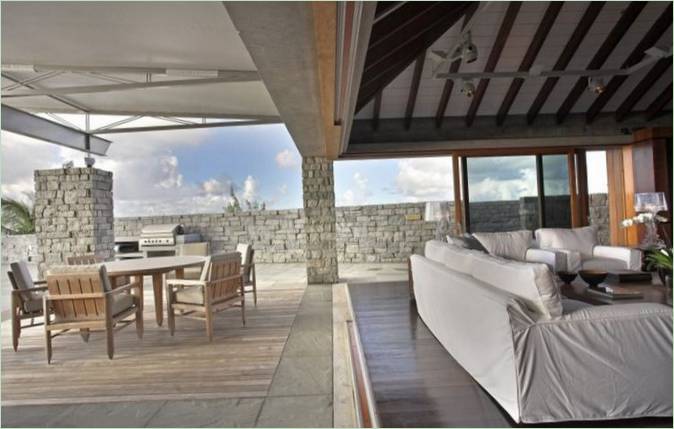 Interijer moderne vile na obali egzotičnog otoka