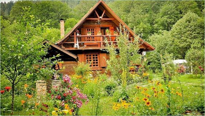 Tradicionalna kuća u Rumunjskoj s krajolikom u pozadini