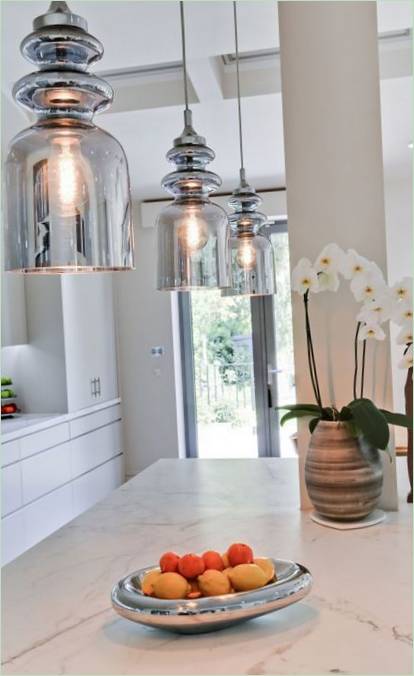 Kreativne viseće svjetiljke u unutrašnjosti kuhinje kuće u Londonu