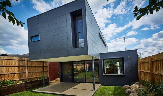 Tamna boja završne obrade fasade približava modernu modularnu kuću industrijskom stilu