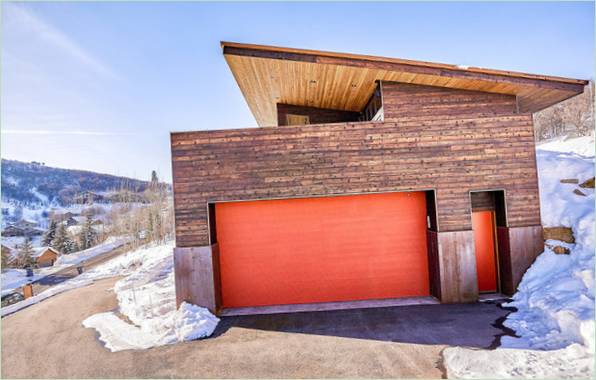Ugodan dom u planinama SAD-a: garaža