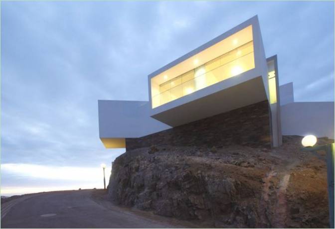 Moderna kuća na plaži u oceanu