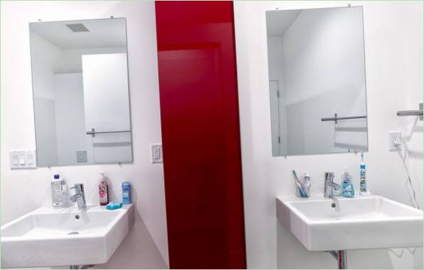 Ugodan dom u planinama SAD - a: crveni ormar u kupaonici