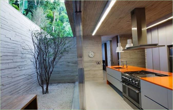 Kuhinjski prostor s narančastom pločom