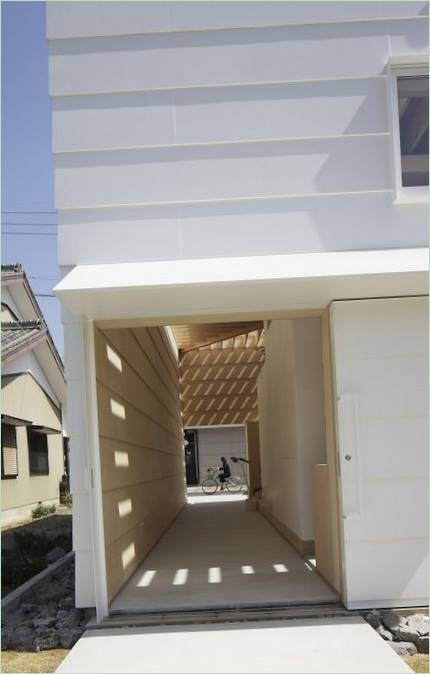 Glavni ulaz svijetle ladanjske kuće u Japanu