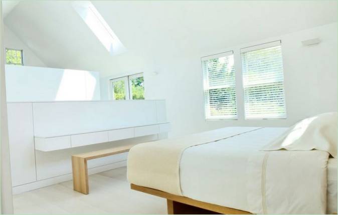 Snježno bijela spavaća soba sa širokim krevetom
