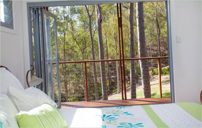 Prekrasan pogled na šumu s prozora spavaće sobe