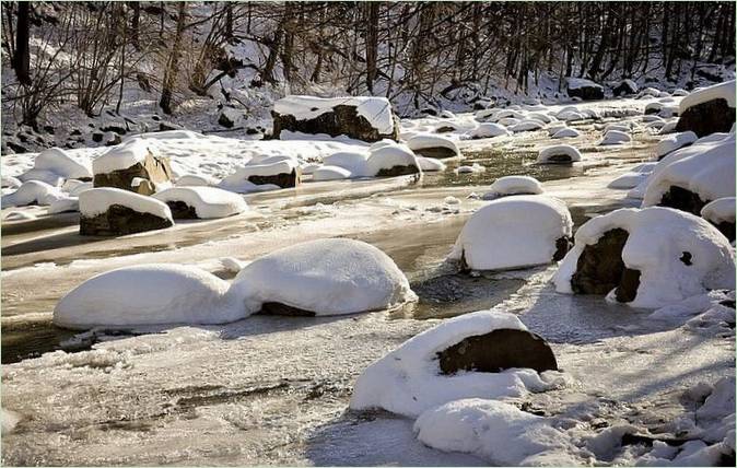 Zimski krajolik uz rijeku