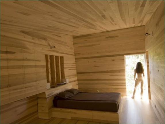 Smeđi krevet u spavaćoj sobi s drvenim oblogama