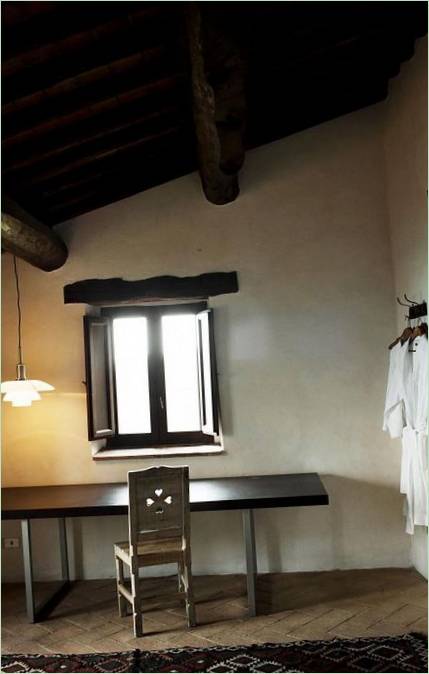 Stol kraj prozora vile u Italiji