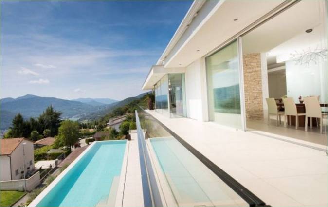Prozirni balkonski parapet iznad bazena vile Carzio