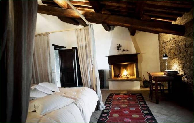 Spavaća soba s kaminom vile u Italiji