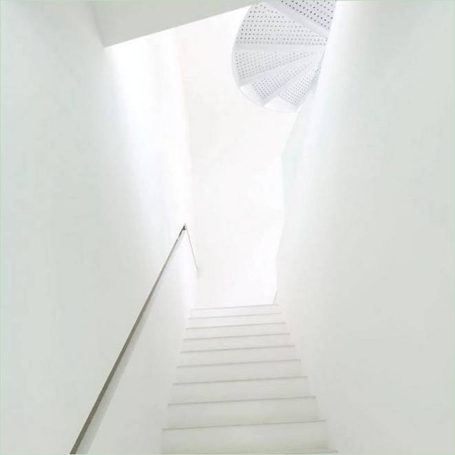 Bijelo stubište na drugi kat