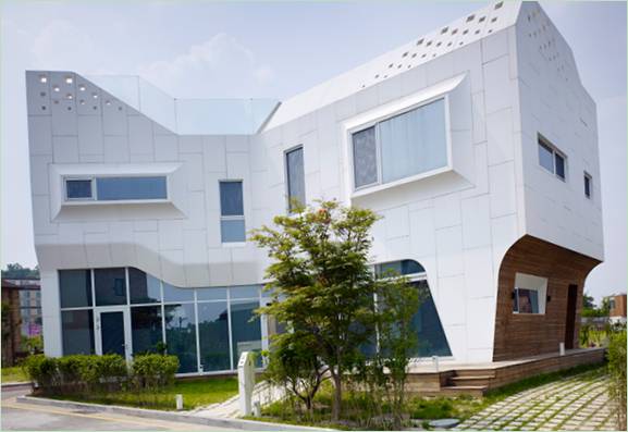 Bijela rezidencija u Koreji s četvrtastim otvorima u zidovima
