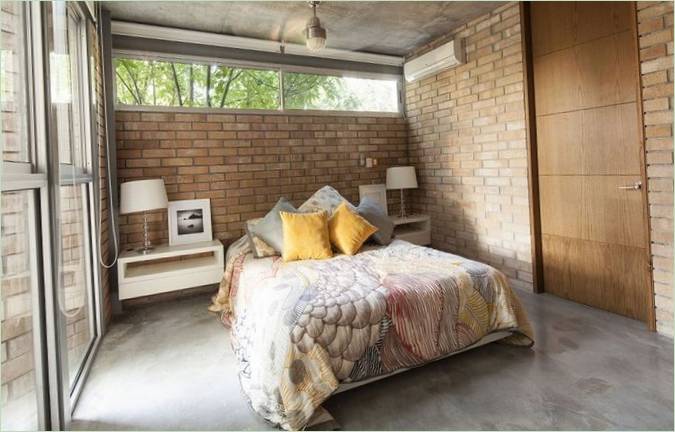 Interijer spavaće sobe u modernom potkrovlju u Meksiku