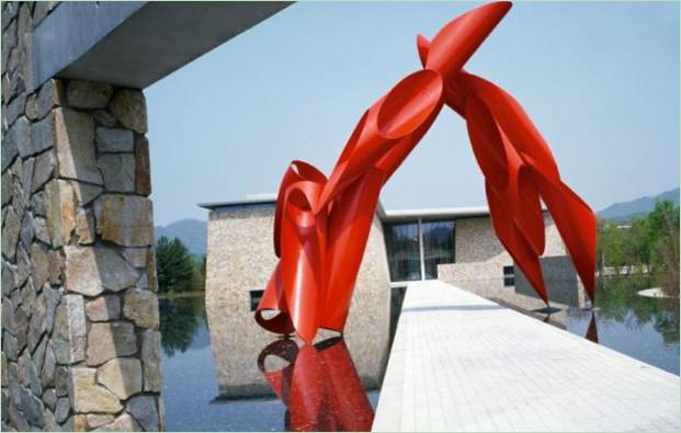 Dizajn umjetnih vodnih tijela: crvena skulptura Nazionera
