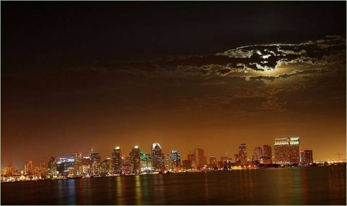Pogled na noćni grad San Diego