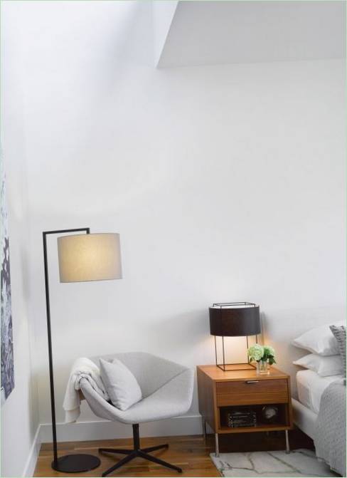 Mala kuća u Torontu s interneta-originalna Bijela fotelja u unutrašnjosti spavaće sobe