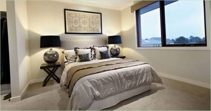 Puno jastuka na velikom krevetu jedne od spavaćih soba u rezidenciji Aisini2