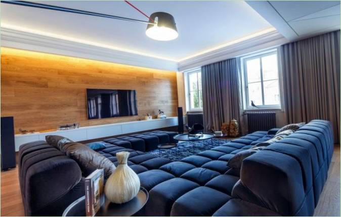 Ogromna sofa u unutrašnjosti dnevnog boravka iz ateljea astini26 u Slovačkoj