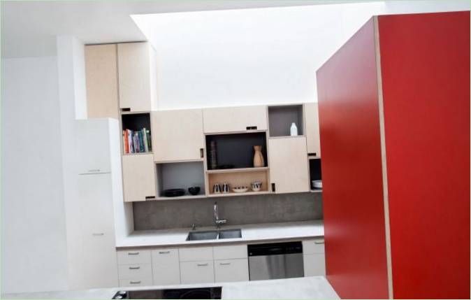 Kuhinja je izrađena U crveno-bijeloj shemi boja