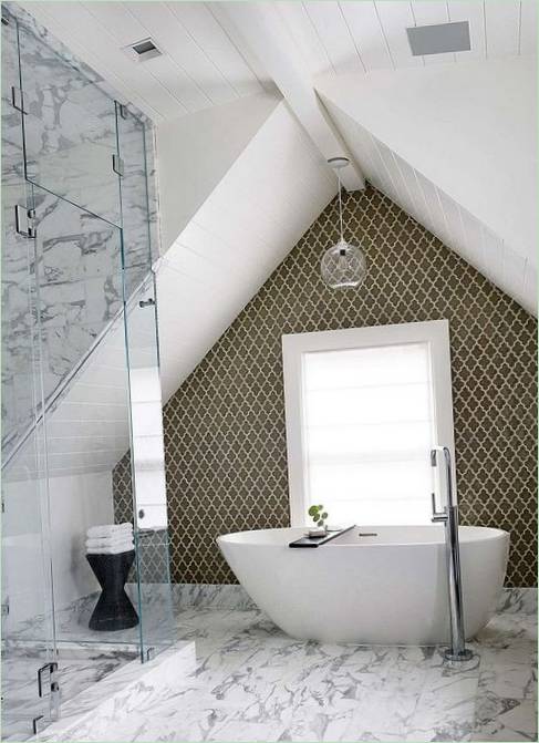 Dizajn kupaonice ukrašen bijelim mramorom