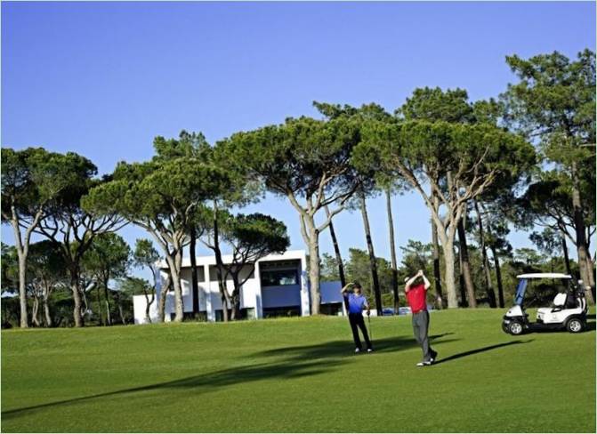 Vila s golf terenom u Portugalu iz studija Azipa