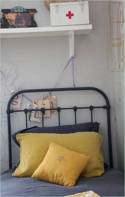 Vintage krevet u dječjoj spavaćoj sobi u autorskom projektu kuće