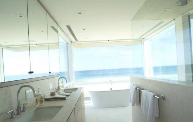 Bijela unutrašnjost kupaonice s panoramskim prozorom