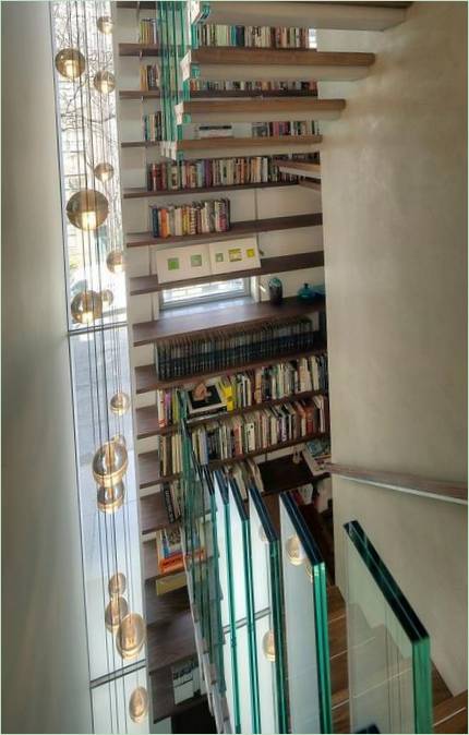 Police za knjige iznad stepenica