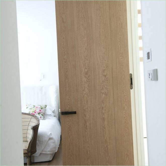 Svijetla drvena vrata u spavaću sobu kuće u Londonu