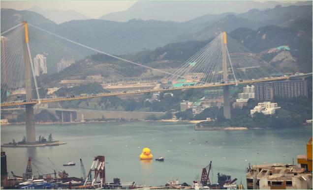 Ogromna patka na napuhavanje jarko žute boje u hongkonškoj luci