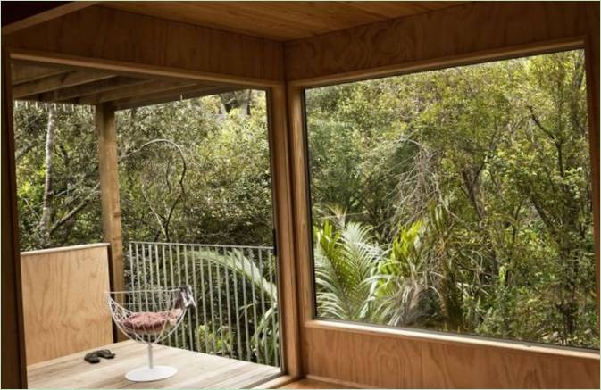 Fotelja na terasi s pogledom na šumu