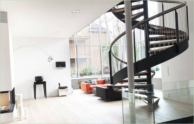 Dizajn interijera kuće na Internetu: spiralno stubište
