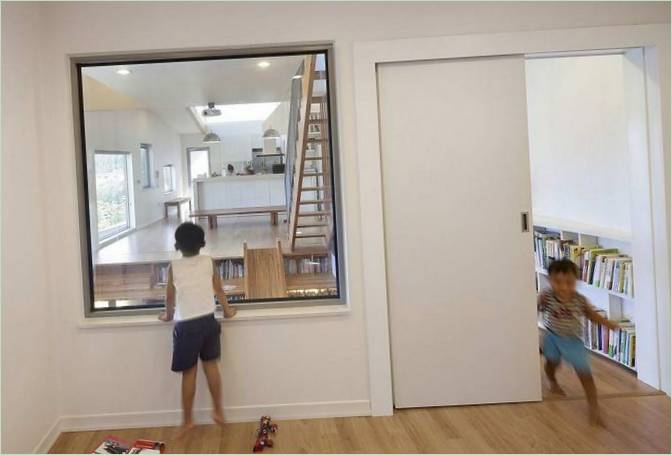 Kroz prozore roditelji mogu gledati djecu kako se igraju