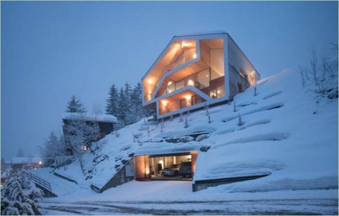 Kuća u planinama sa svijetlim drvenim pročeljem