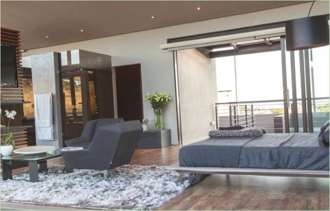 Interijer spavaće sobe u sivim tonovima u obiteljskoj kući Ipaina u Johannesburgu u Južnoj Africi