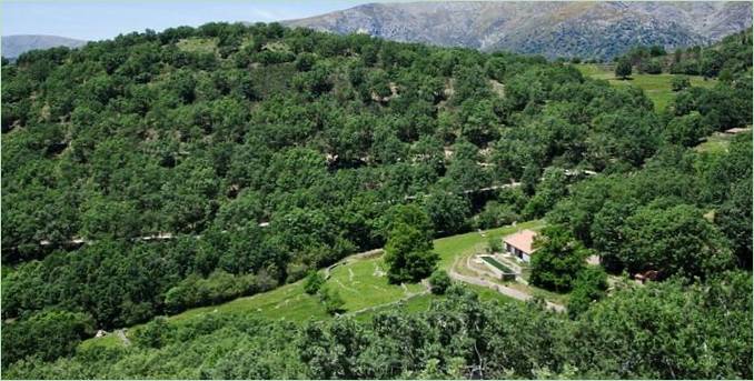 Panoramski pogled na kuću i okolni krajolik