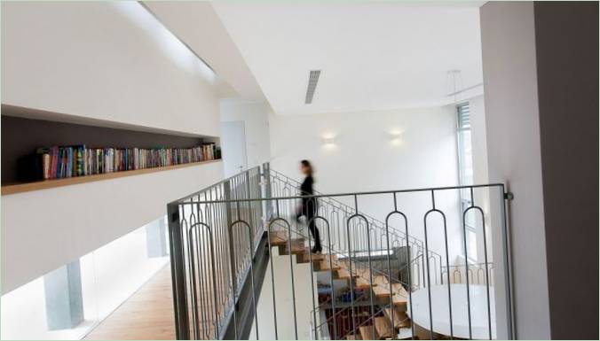 Niša za knjige uz stepenice