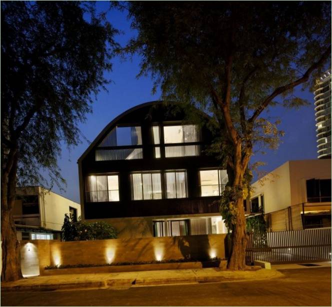 Arhitektura kuće u večernjim satima: pogled s ulice