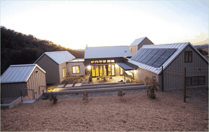 Solarni paneli - pogled na kuću odozgo