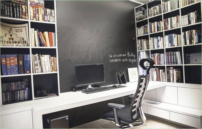 Moderan kućni ured u crno-bijeloj boji